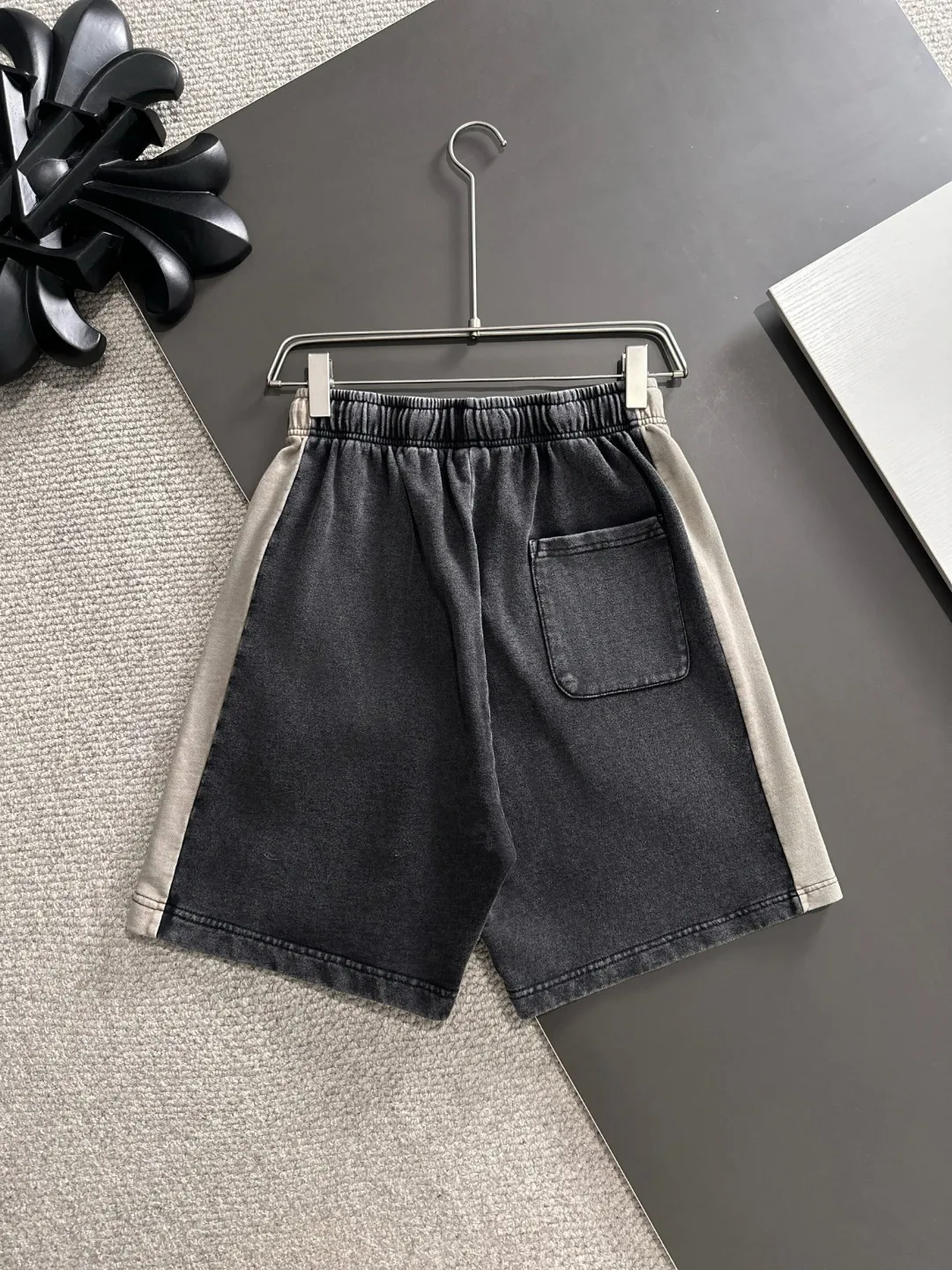 Next day shipment P300 High quality Stone lsland/Stone Island 2025 spring and summer new high-definition elastic band casual solid color loose shorts, made with machines imported from Italy. The hem of the trousers is stitched with two needles. The stitching is fine and firm. The fabric is customized at the counter and is highly breathable and comfortable. The details are impeccable. The brand element design concept reflects high quality. It feels delicate and soft! It presents a casual cut and the upper body shape is great! Size: S-XXL